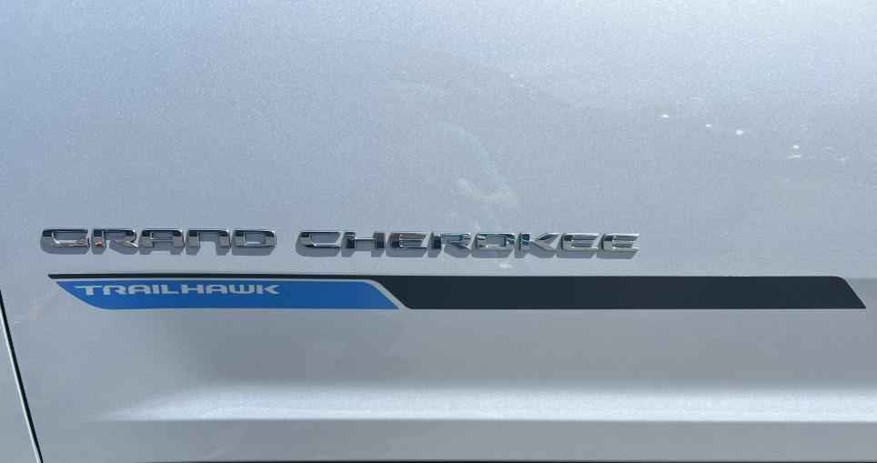 2023 Jeep New Grand Cherokee, two-row Body Side Graphics 82216594AA